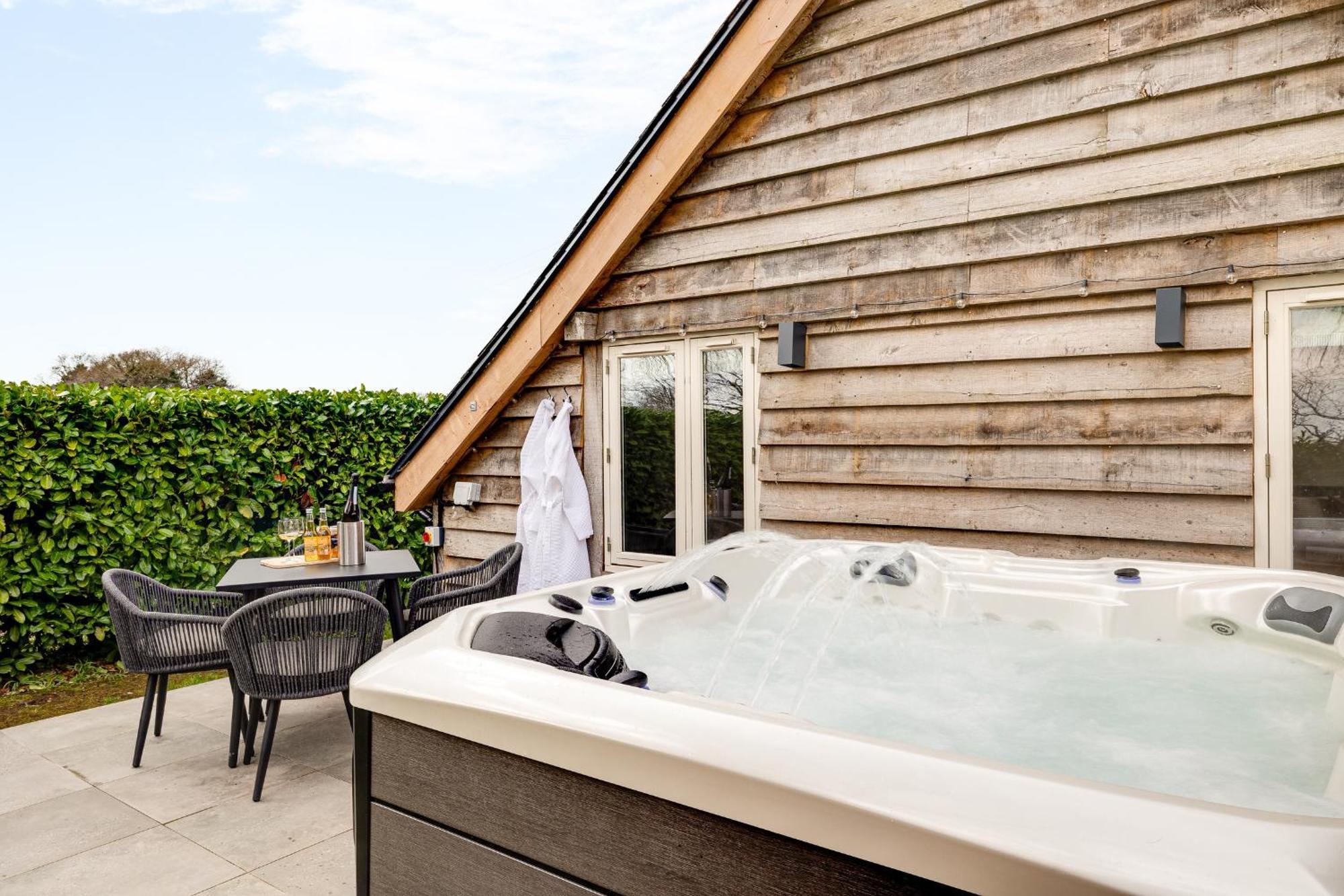 Oak Tree Hideaway Villa Whitchurch  Bagian luar foto