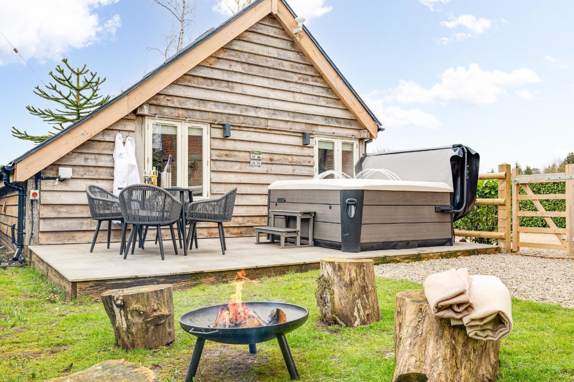 Oak Tree Hideaway Villa Whitchurch  Bagian luar foto