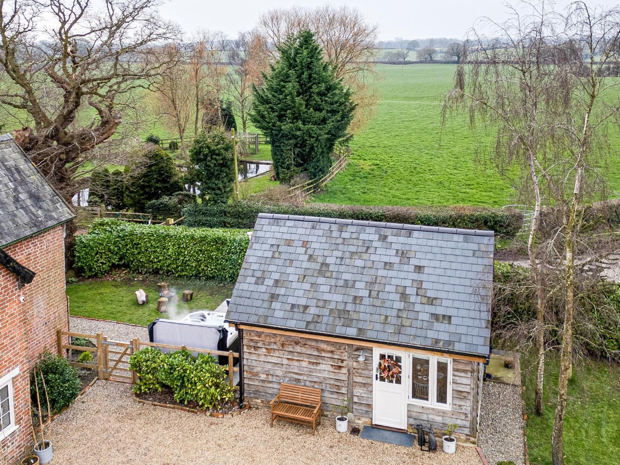 Oak Tree Hideaway Villa Whitchurch  Bagian luar foto