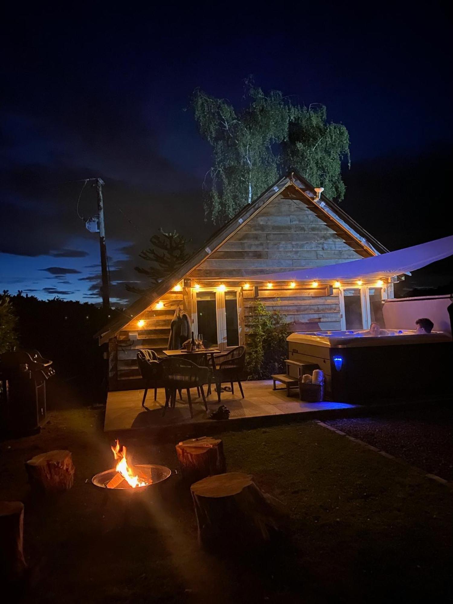 Oak Tree Hideaway Villa Whitchurch  Bagian luar foto