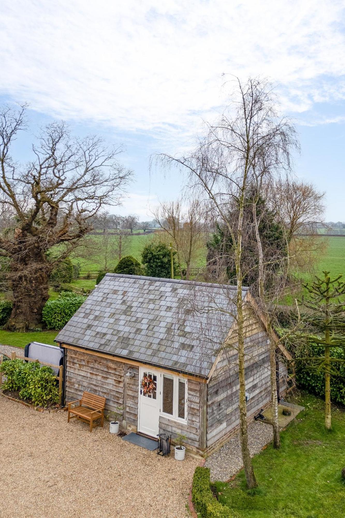 Oak Tree Hideaway Villa Whitchurch  Bagian luar foto