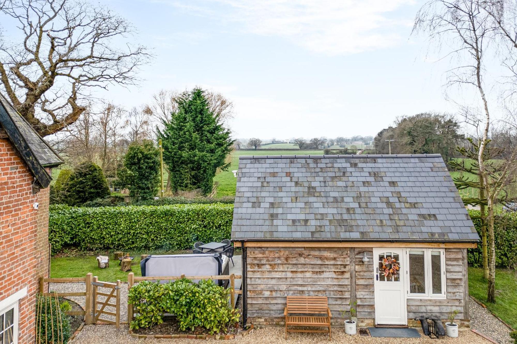Oak Tree Hideaway Villa Whitchurch  Bagian luar foto