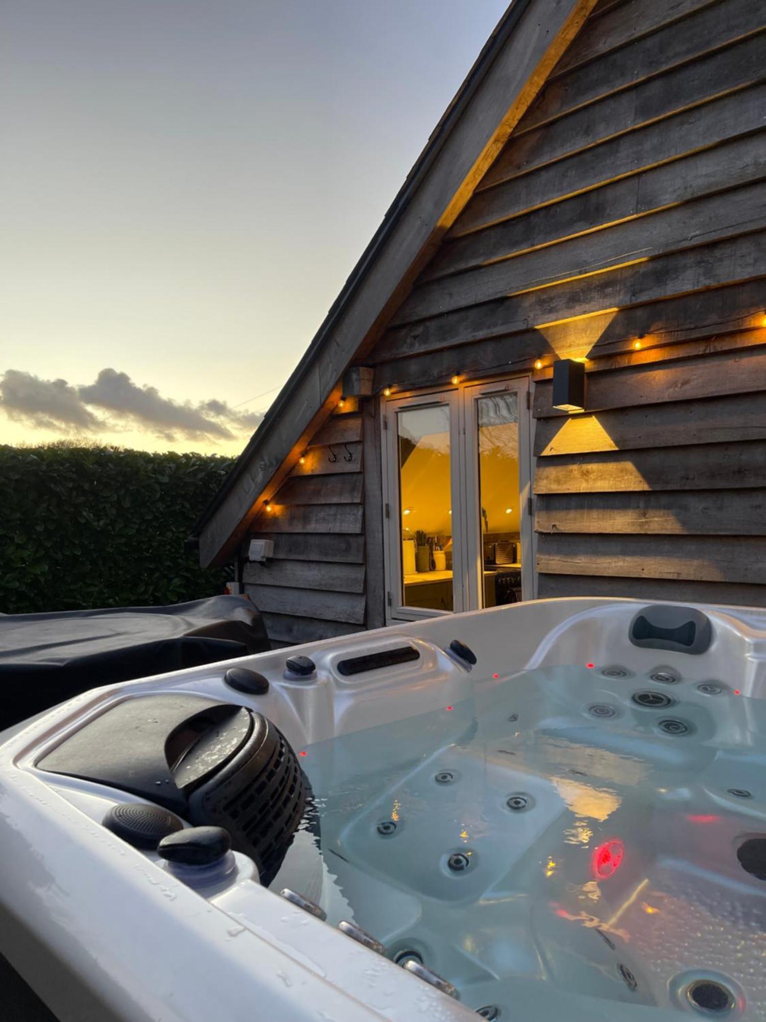Oak Tree Hideaway Villa Whitchurch  Bagian luar foto
