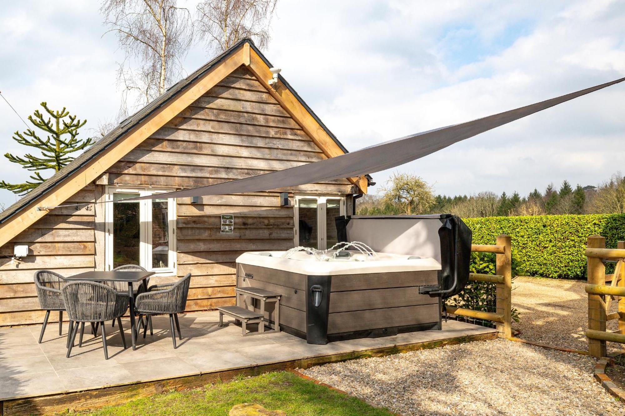 Oak Tree Hideaway Villa Whitchurch  Bagian luar foto